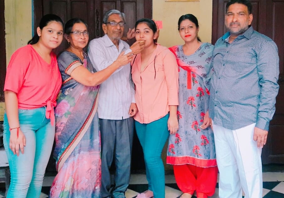 नानौता के ब्राइट होम पब्लिक स्कूल में 95.20 प्रतिशत अंक पा विद्यालय टॉप करने पर छात्रा तनिशा जैन को म