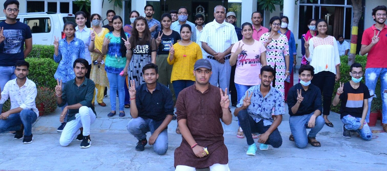 खुशी मनाती जीसी पब्लिक स्कूल के सीबीएसई की मेधावी विद्यार्थी।