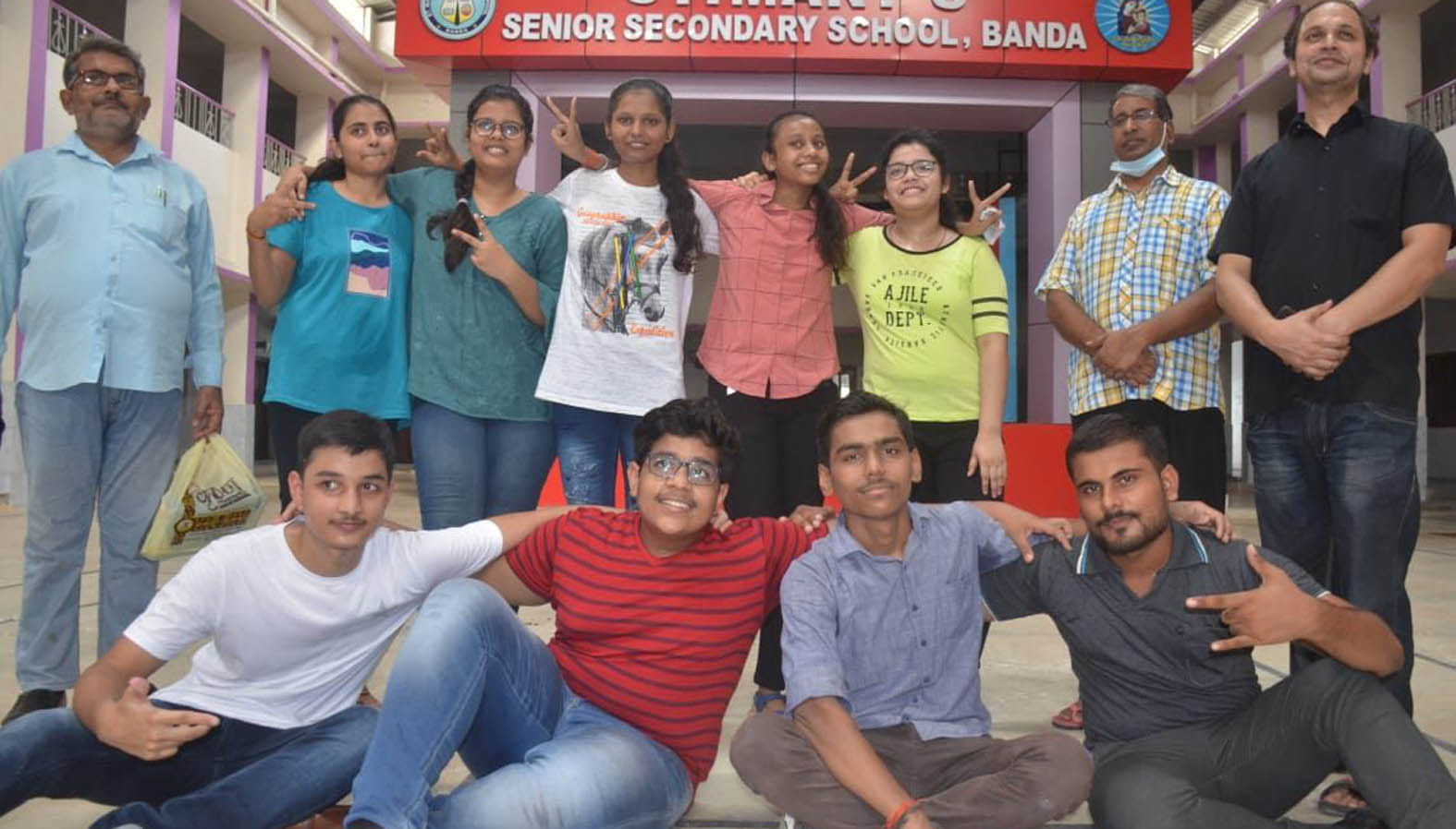 सेंट मेरीज सीनियर सेकेंडरी स्कूल, बांदा में टॉपर्स/मेधावी छात्र-छात्राएं। साथ में प्रधानाचार्य सेंट मेरीज सीनियर सेकेंडरी स्कूल, बांदा में टॉपर्स/मेधावी छात्र-छात्राएं। साथ में प्रधानाचार्य