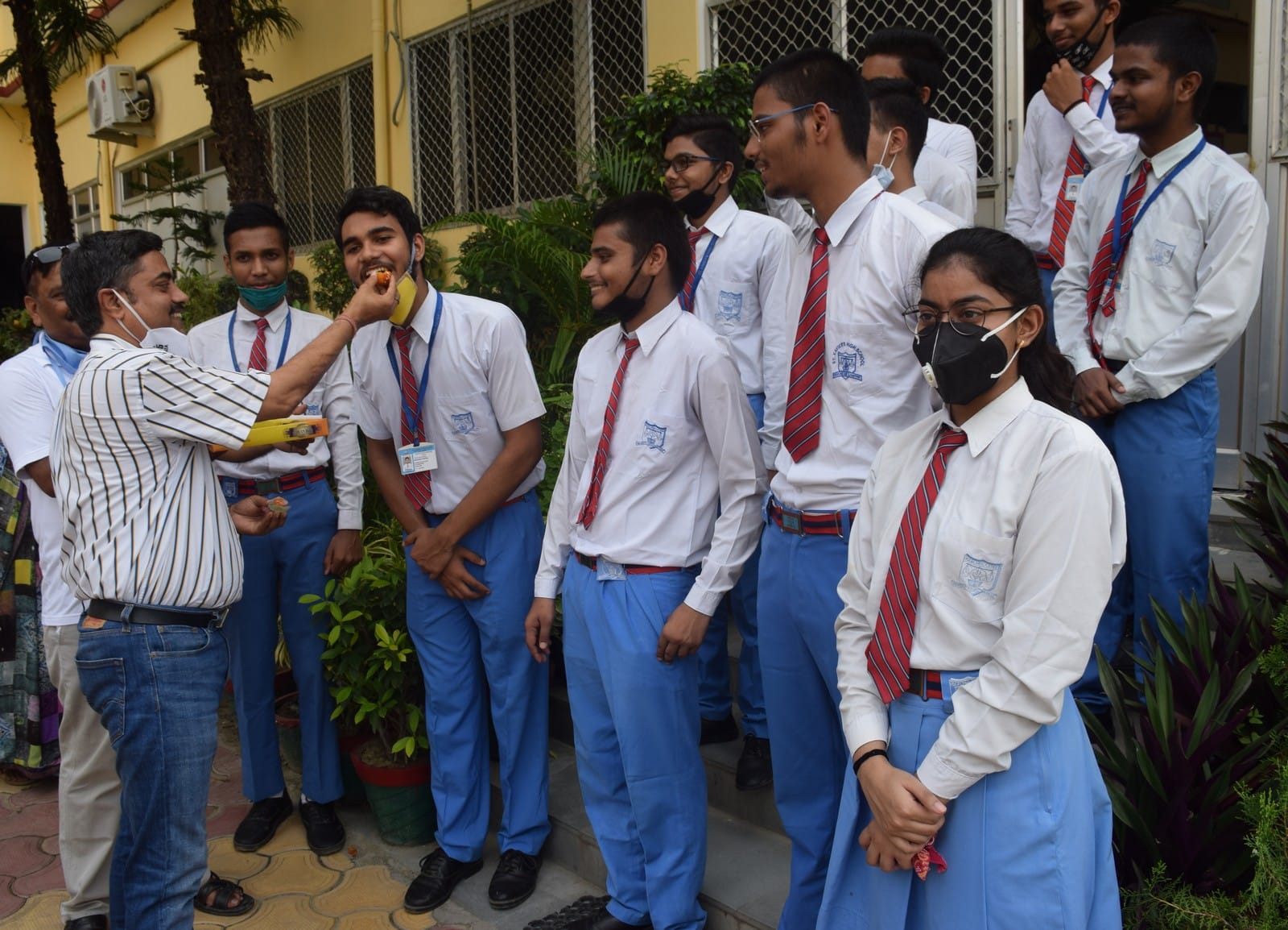ेंट जेविर्यस स्कूल एलवल में सीबीएससी बोर्ड परीक्षा का परिणाम आने के बाद प्रतिभावान छात्र अब्दुल ेंट जेविर्यस स्कूल एलवल में सीबीएससी बोर्ड परीक्षा का परिणाम आने के बाद प्रतिभावान छात्र अब्दुल