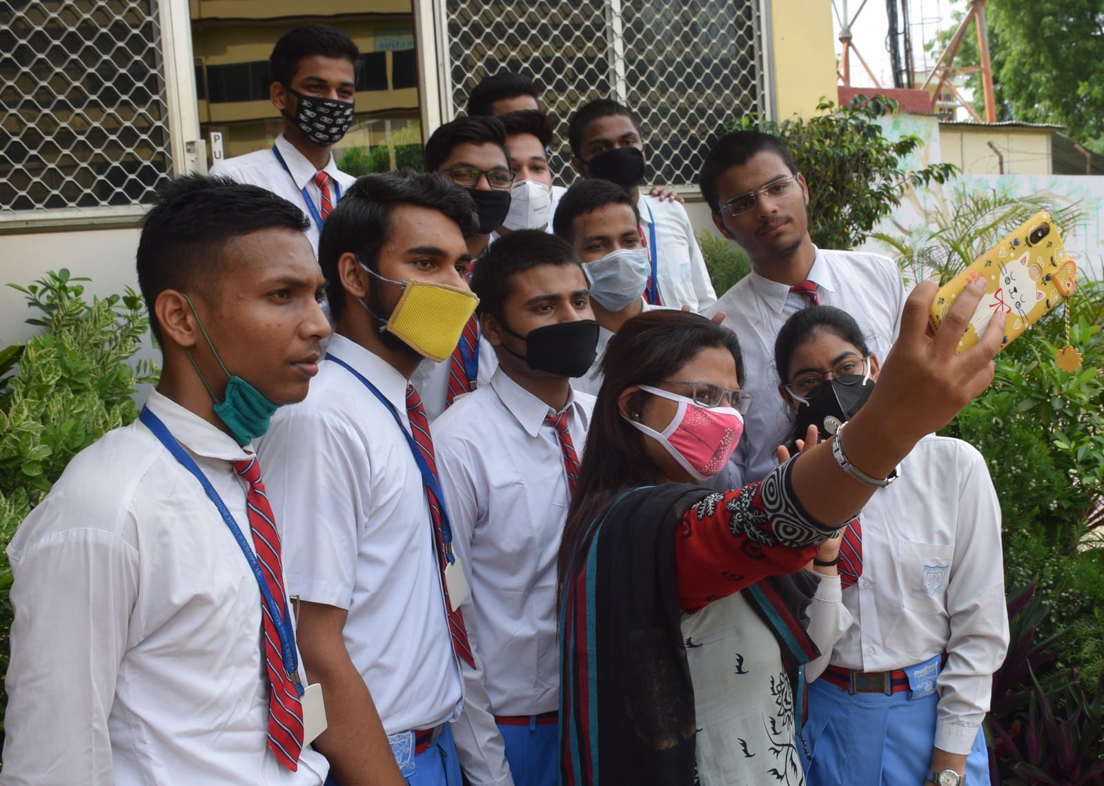 सेंट जेविर्यस स्कूल एलवल में सीबीएससी बोर्ड परीक्षा का परिणाम आने के बाद छात्र और छात्राओं के सा? सेंट जेविर्यस स्कूल एलवल में सीबीएससी बोर्ड परीक्षा का परिणाम आने के बाद छात्र और छात्राओं के सा?