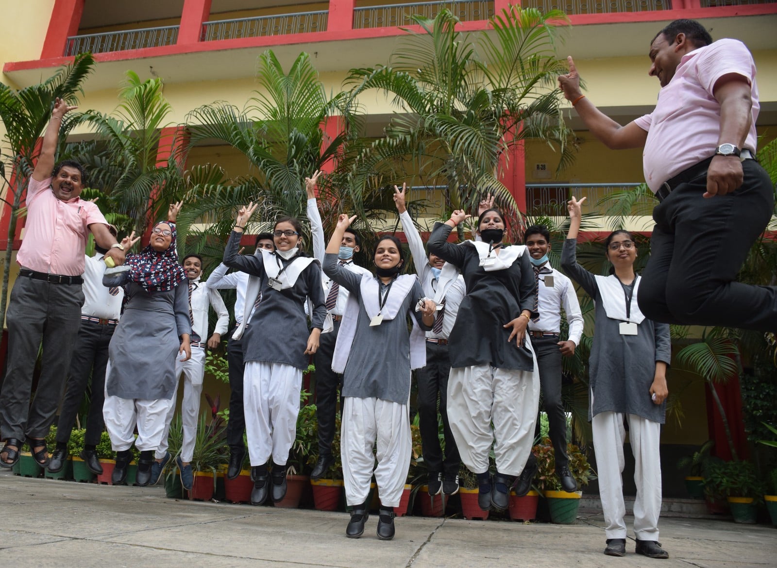 चिल्ड्रेन सीनियर सेकेंडरी स्कूल में सीबीएससी बोर्ड परीक्षा का परिणाम आने के बाद छात्र-छात्राओं चिल्ड्रेन सीनियर सेकेंडरी स्कूल में सीबीएससी बोर्ड परीक्षा का परिणाम आने के बाद छात्र-छात्राओं