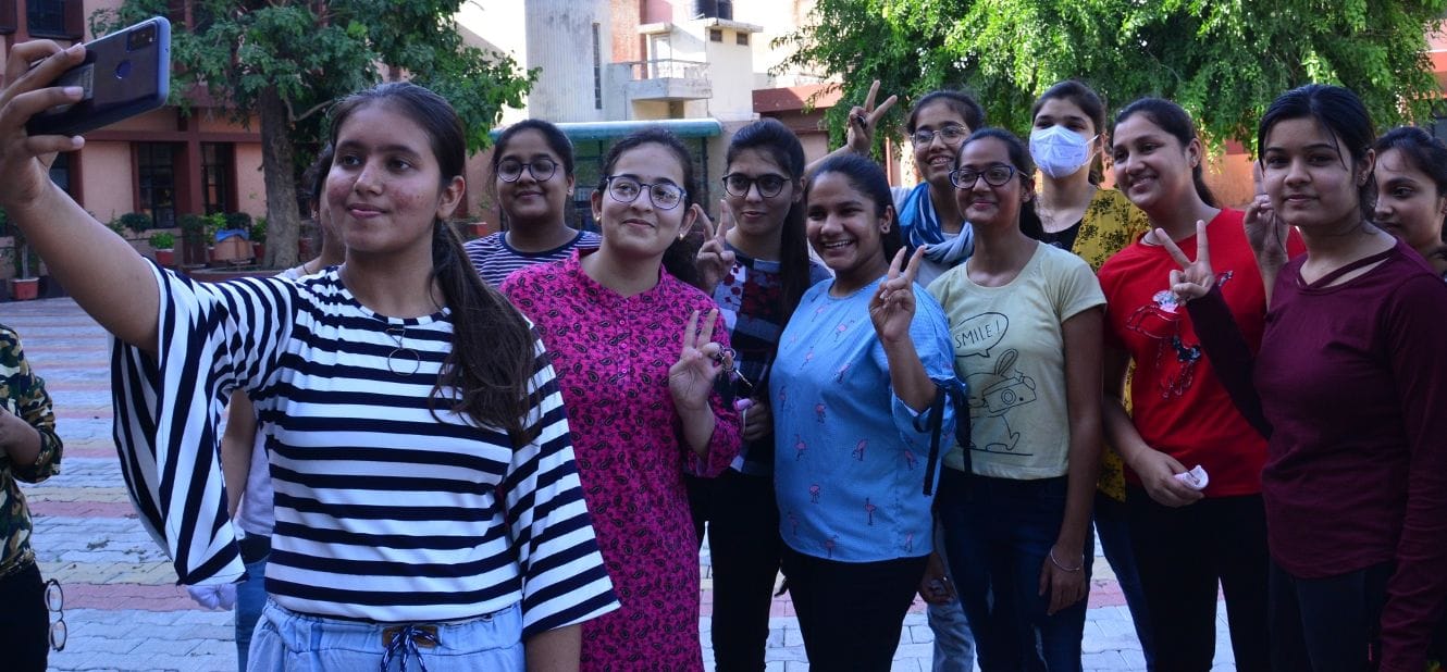सेल्फी लेती सीबीएसई की मेधावी छात्राएं।