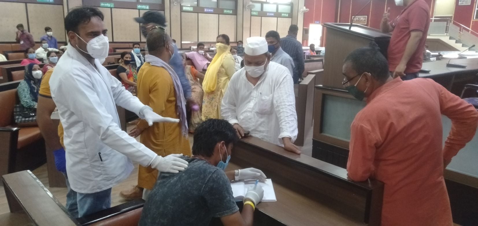 काशीपुर नगर निगम सभागार में पार्षदों की जांच के लिए पंजीकरण कराते तकनीशियन। काशीपुर नगर निगम सभागार में पार्षदों की जांच के लिए पंजीकरण कराते तकनीशियन।