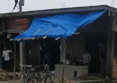 लालगंज के रामपुर बावली क्षेत्र में लाक डाउन के दौरान खुली दुकान। लालगंज के रामपुर बावली क्षेत्र में लाक डाउन के दौरान खुली दुकान।