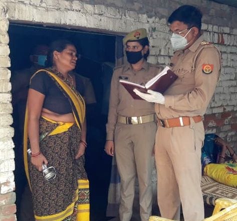 फोटो-26- मृतका की मां वेदवती से घटना के बारे में जानकारी लेती पुलिस। संवाद