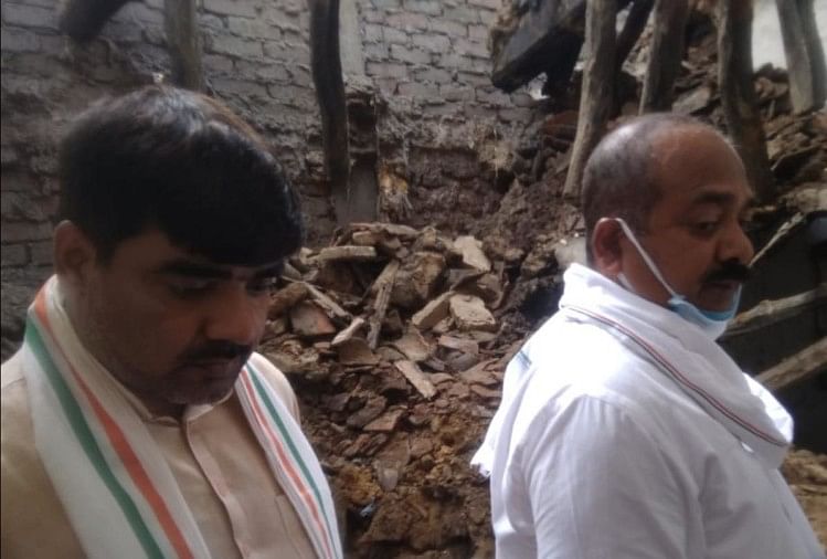 उत्तर प्रदेश कांग्रेस कमेटी के महासचिव विश्वविजय सिंह पूर्व विधायक के घर पहुंचे।