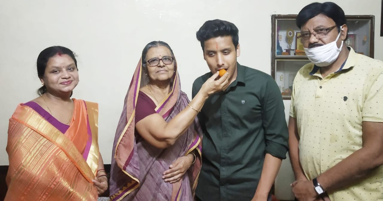 अर्पित को मिठाई खिलाते परिवार के सदस्य अर्पित को मिठाई खिलाते परिवार के सदस्य