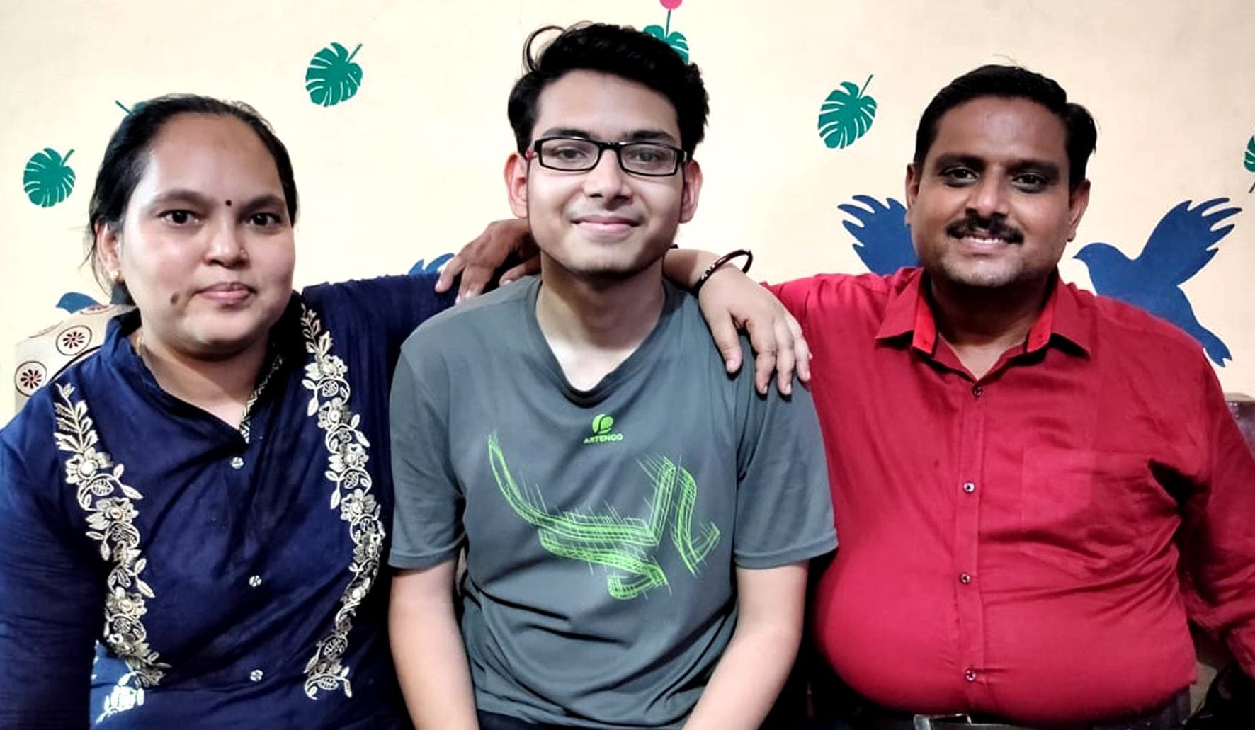 छात्र अश्वनी कुमार माता-पिता के साथ। छात्र अश्वनी कुमार माता-पिता के साथ।