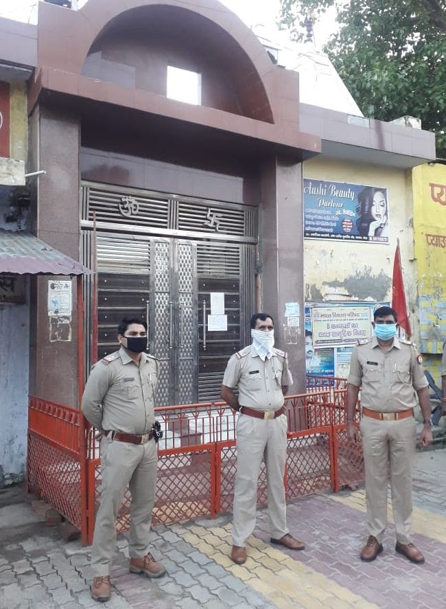 मवाना स्थित मंदिर के बाहर सावन के दूसरे सोमवार को तैनात पुलिस।