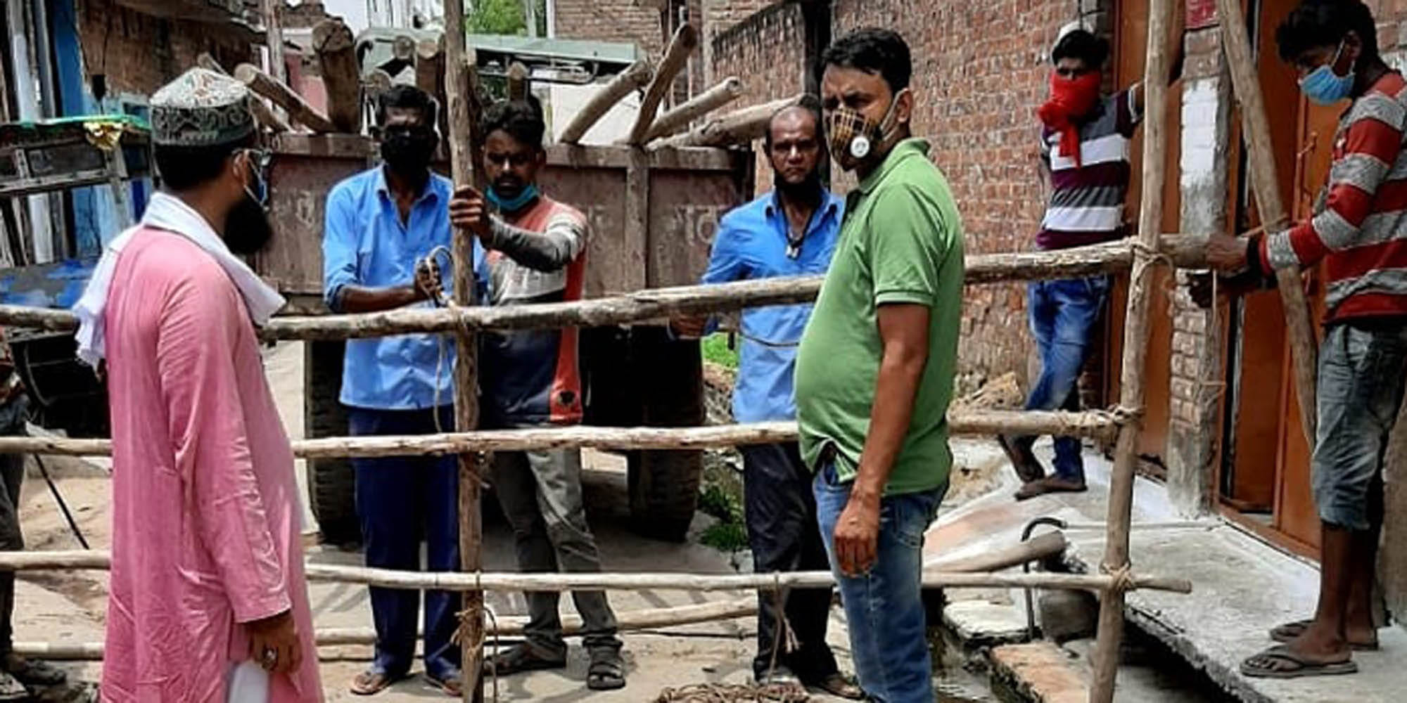 राठ के बुधौलियाना में बेरिकेटिंग करते नगर पालिका के कर्मचारी राठ के बुधौलियाना में बेरिकेटिंग करते नगर पालिका के कर्मचारी