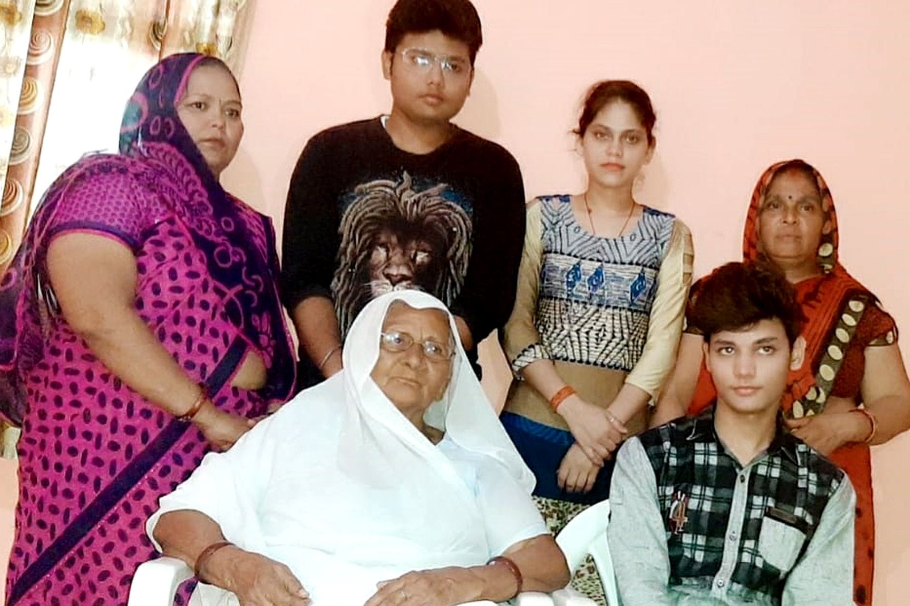 छात्र कुनाल अपनी दादी व परिवार के अन्य सदस्यों के साथ। छात्र कुनाल अपनी दादी व परिवार के अन्य सदस्यों के साथ।
