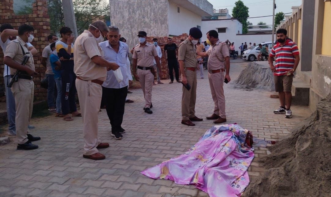 गोहाना की चोपड़ा कालोनी में व्यक्ति की हत्या के बाद जांच करती पुलिस। गोहाना की चोपड़ा कालोनी में व्यक्ति की हत्या के बाद जांच करती पुलिस।