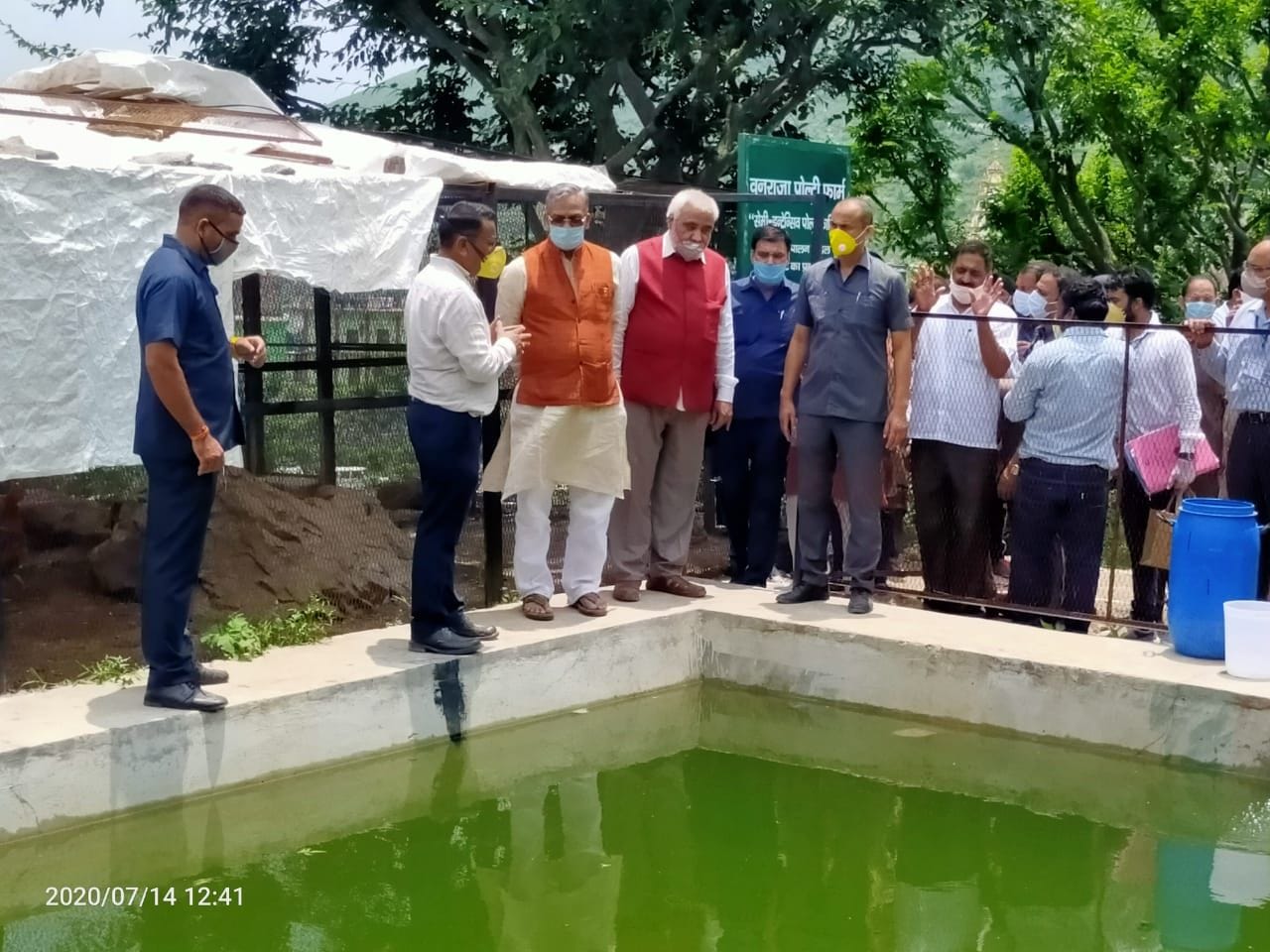 टिहरी के ख्यार्सी में मत्स्य पालन का निरीक्षण करते सीएम त्रिवेंद्र सिंह रावत।