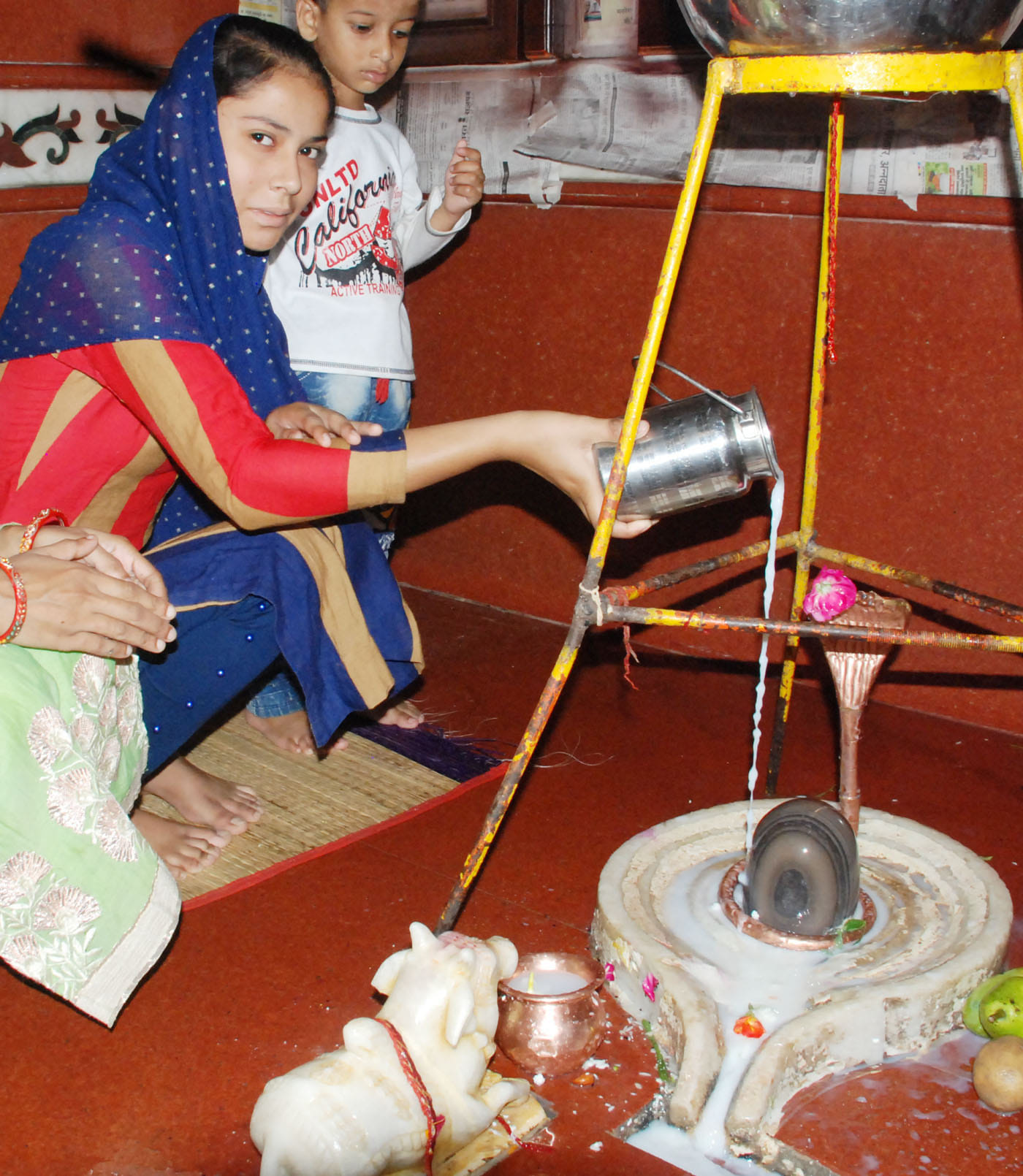 शामली भाकूवाला मन्दिर में जलाभिषेक करती महिला शामली भाकूवाला मन्दिर में जलाभिषेक करती महिला