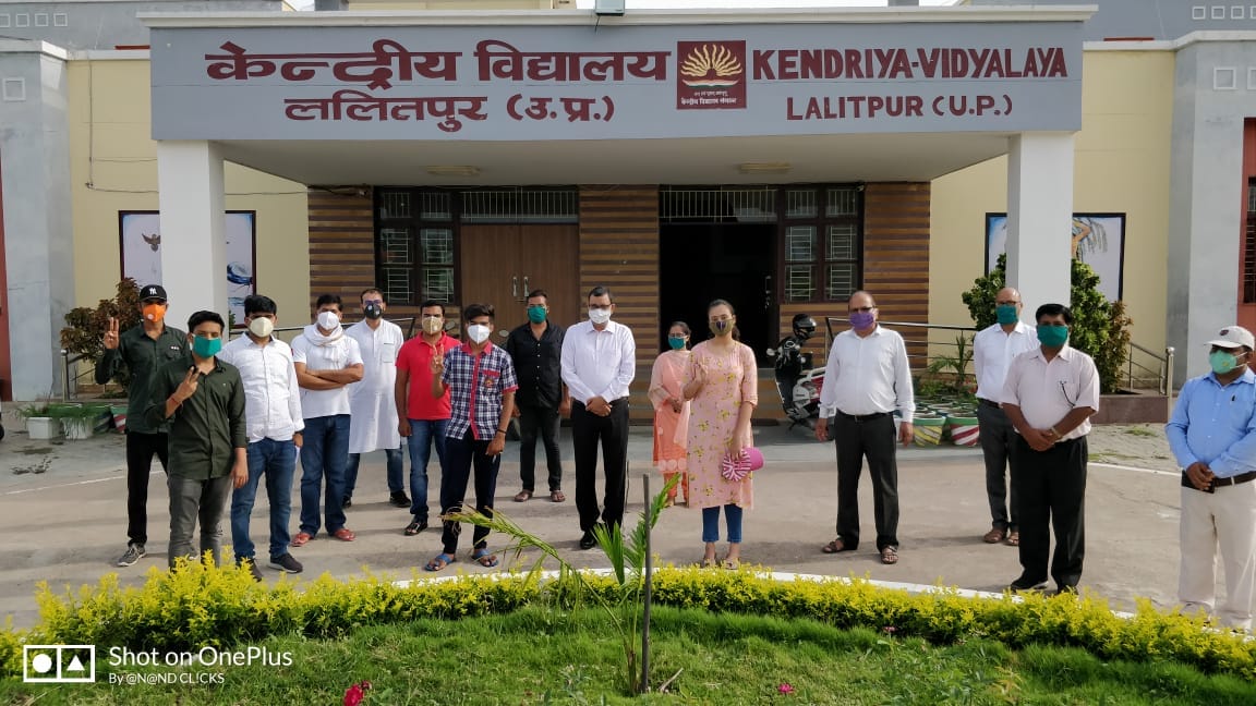 शिक्षकों के साथ खड़े केंद्रीय विद्यालय के मेधावी छात्र शिक्षकों के साथ खड़े केंद्रीय विद्यालय के मेधावी छात्र