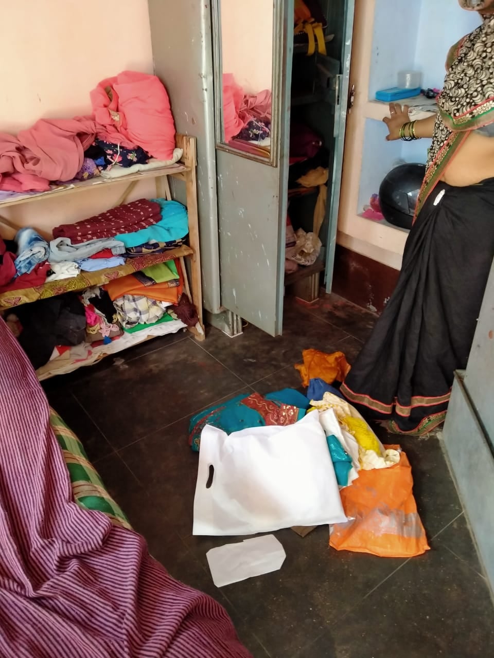 मोहल्ला नईबस्ती गांधीनगर में चोरी के बाद बिखरा पड़ा सामान मोहल्ला नईबस्ती गांधीनगर में चोरी के बाद बिखरा पड़ा सामान