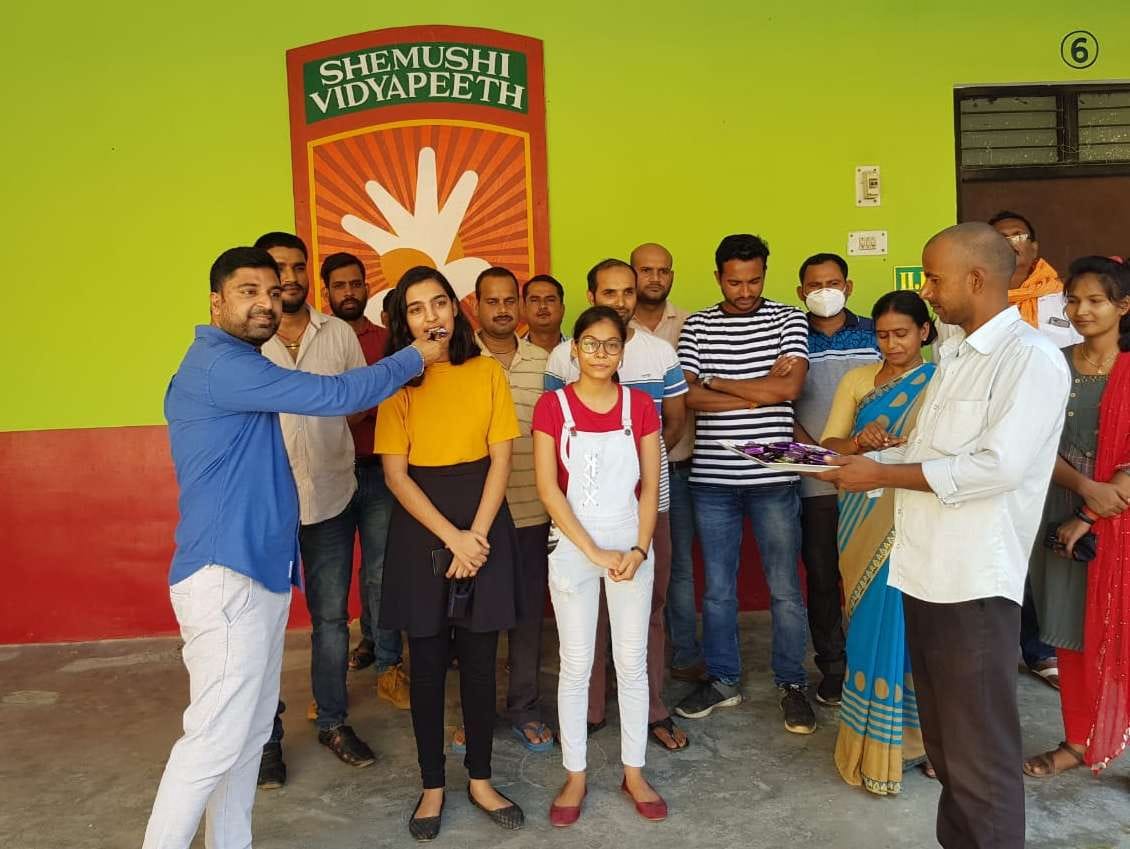 शेमुषी विद्यापीठ रेवती में अव्वल छात्र-छात्राओं को सीबीएसई की परीक्षा में अव्वल आने पर मिठाई खि? शेमुषी विद्यापीठ रेवती में अव्वल छात्र-छात्राओं को सीबीएसई की परीक्षा में अव्वल आने पर मिठाई खि?