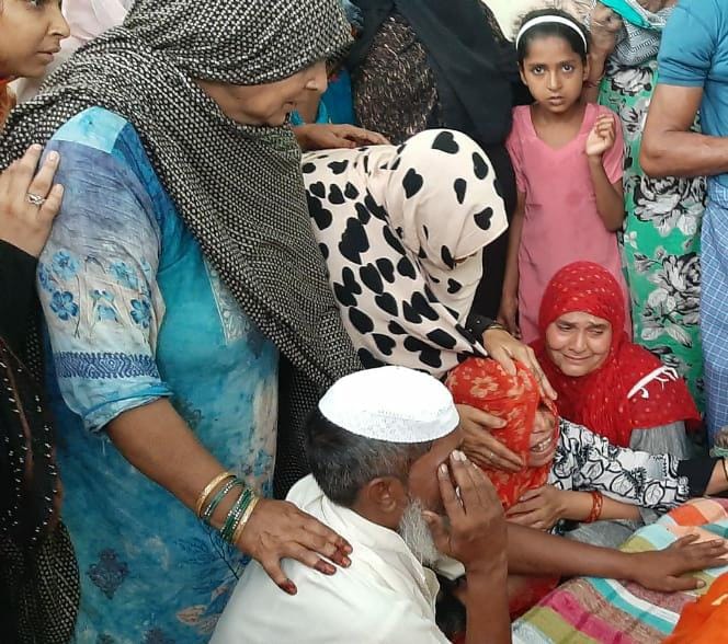 बेहट में मासूम बच्चे की मौत पर बिलखते परिजन। बेहट में मासूम बच्चे की मौत पर बिलखते परिजन।