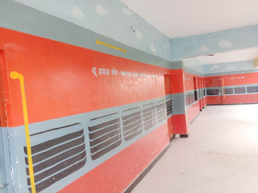 कानपुर के भीतरगांव कस्बे के बेहटा गंभीरपुर गांव में परिषदीय स्कूल भवन को ट्रेन की बोगी का लुक दिय