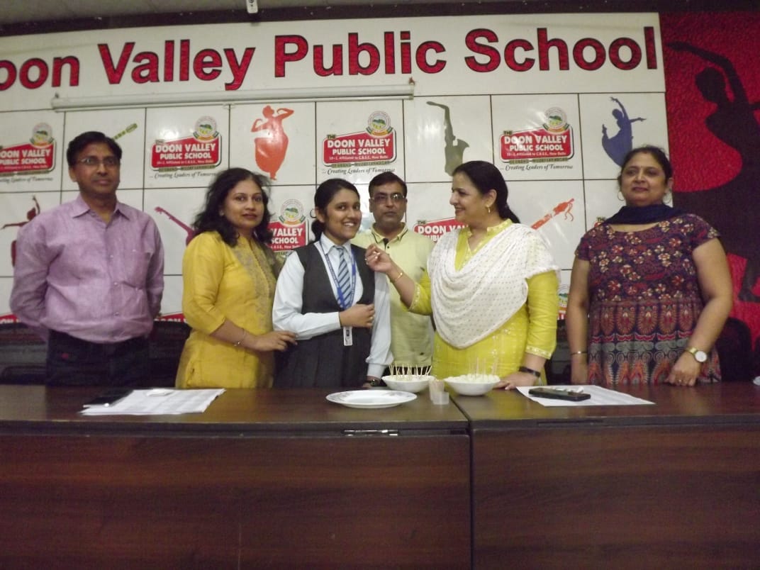 देवबंद के दून वैली पब्लिक स्कूल के जिला टॉपर छात्रा श्रेया सिंघल को मिठाई खिलाती प्रधानाचार्य स? देवबंद के दून वैली पब्लिक स्कूल के जिला टॉपर छात्रा श्रेया सिंघल को मिठाई खिलाती प्रधानाचार्य स?