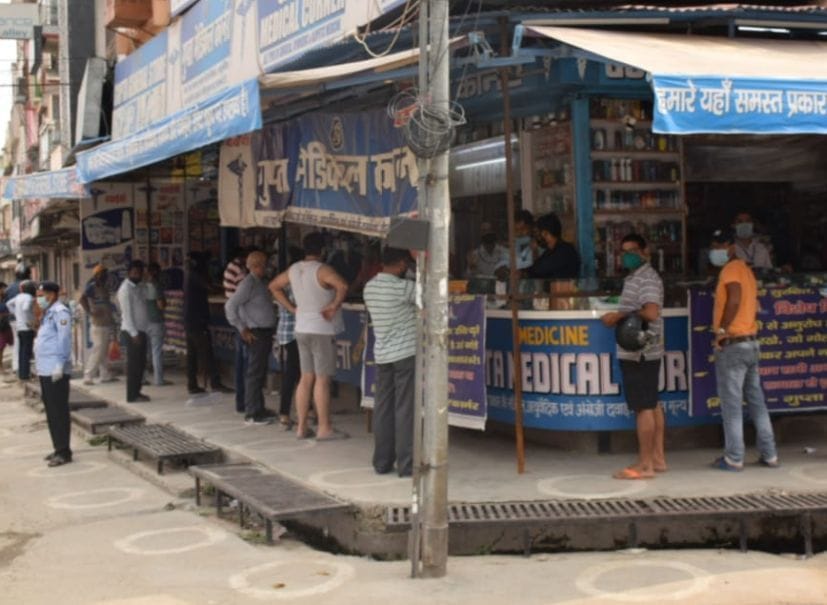 रुद्रपुर के मुख्य बाजार में मेडिकल स्टोर से दवा खरीदते लोग। रुद्रपुर के मुख्य बाजार में मेडिकल स्टोर से दवा खरीदते लोग।