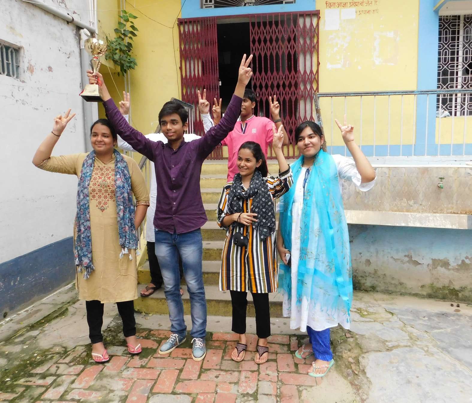 सीबीएसई की परीक्षा में अव्वल आने के बाद खुशी मनाते बच्चे। सीबीएसई की परीक्षा में अव्वल आने के बाद खुशी मनाते बच्चे।