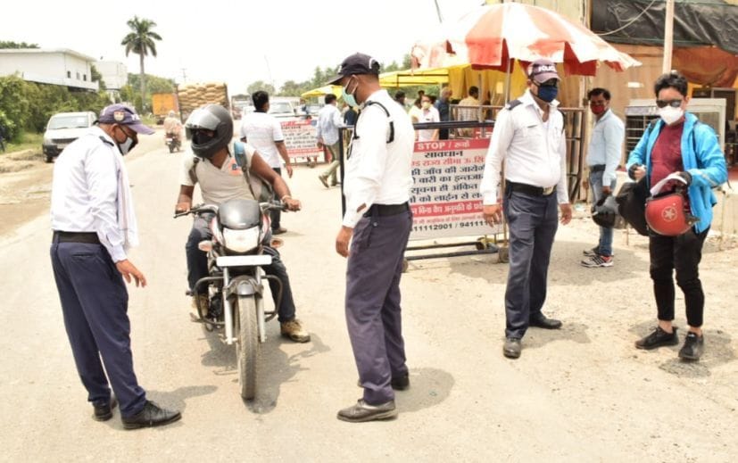 रुद्रपुर के रामपुर रोड में बाइक सवार से पूछताछ करते पुलिसकर्मी। रुद्रपुर के रामपुर रोड में बाइक सवार से पूछताछ करते पुलिसकर्मी।