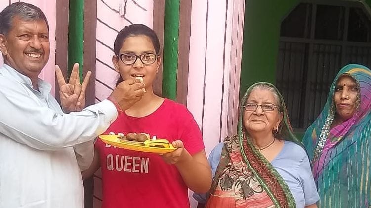 ज्ञान दीप पब्लिक स्कूल लालूखेड़ी की टॉपर छात्रा खुशी शर्मा को मिठाई खिलाते परिजन। ज्ञान दीप पब्लिक स्कूल लालूखेड़ी की टॉपर छात्रा खुशी शर्मा को मिठाई खिलाते परिजन।