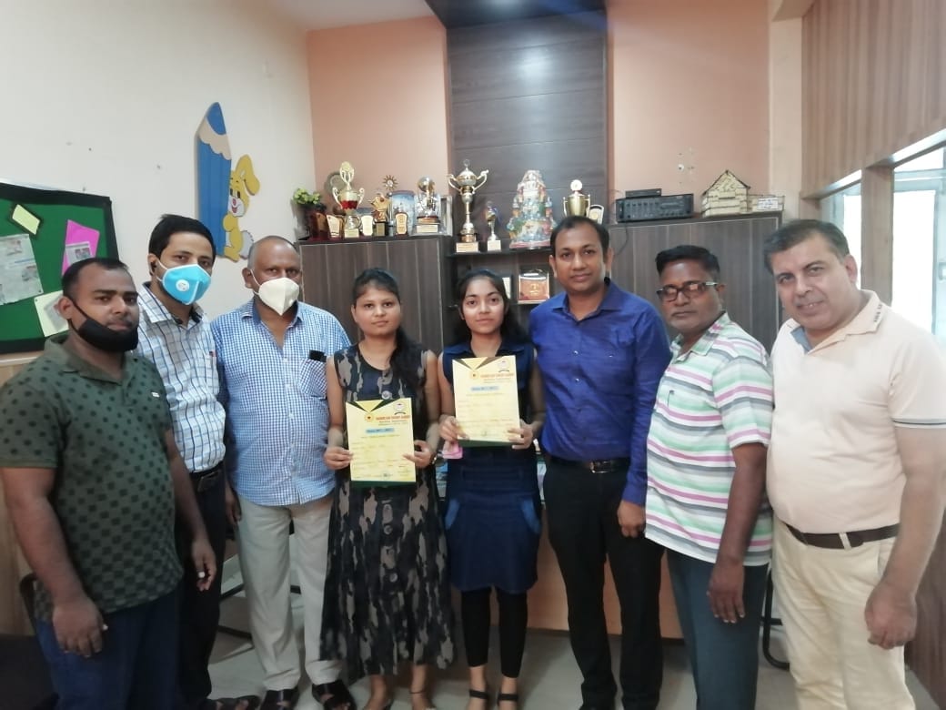 नानौता की चंद्रसैन एकेडमी में मेधावी छात्राओं को पुरस्कृत करते प्रधानाचार्य व अभिभावक। नानौता की चंद्रसैन एकेडमी में मेधावी छात्राओं को पुरस्कृत करते प्रधानाचार्य व अभिभावक।
