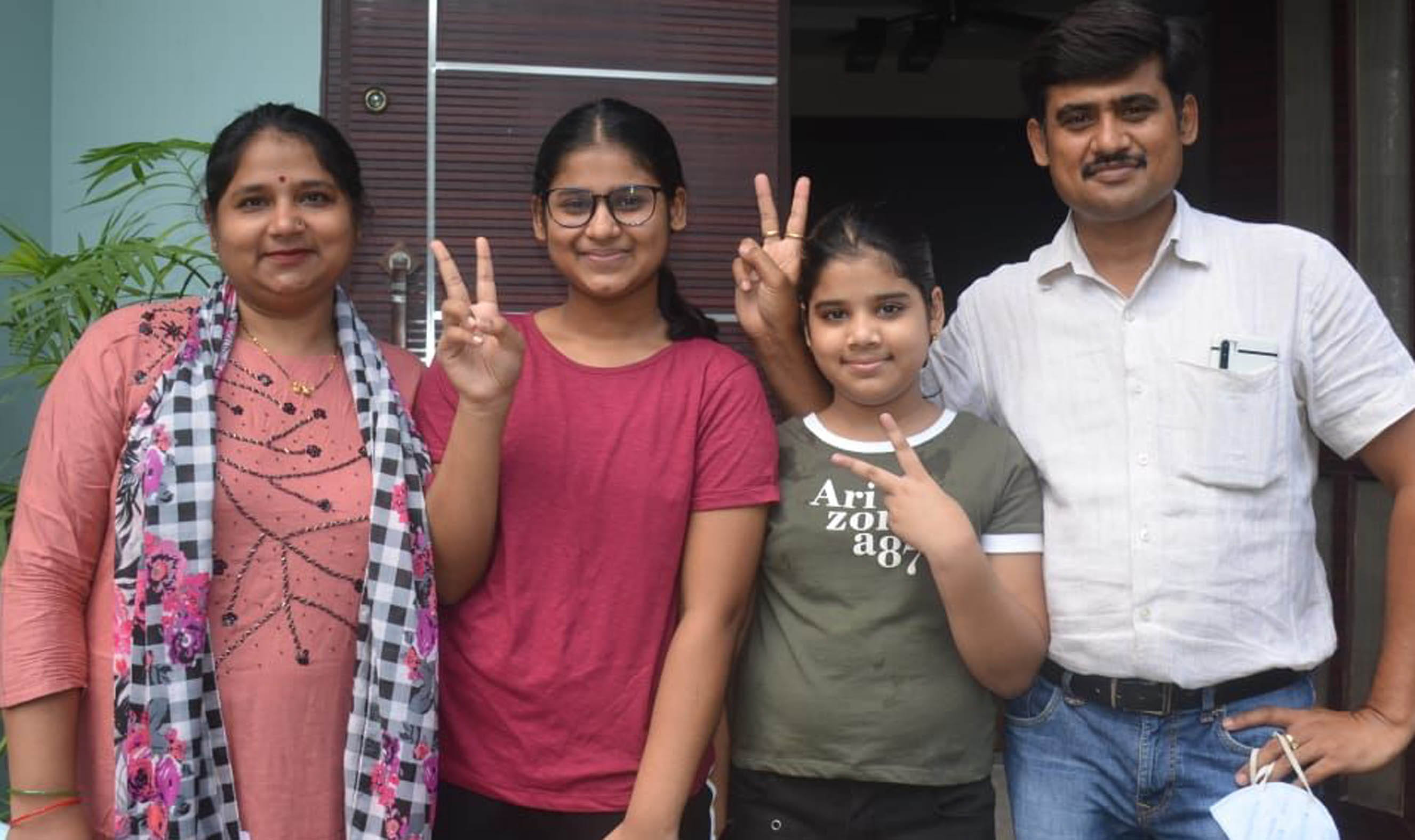 माता-पिता के साथ खुशी का इजहार करती सेंट मेरीज सीनियर सेकेंडरी स्कूल की टॉपर छात्रा अनिक साहू (ला? माता-पिता के साथ खुशी का इजहार करती सेंट मेरीज सीनियर सेकेंडरी स्कूल की टॉपर छात्रा अनिक साहू (ला?