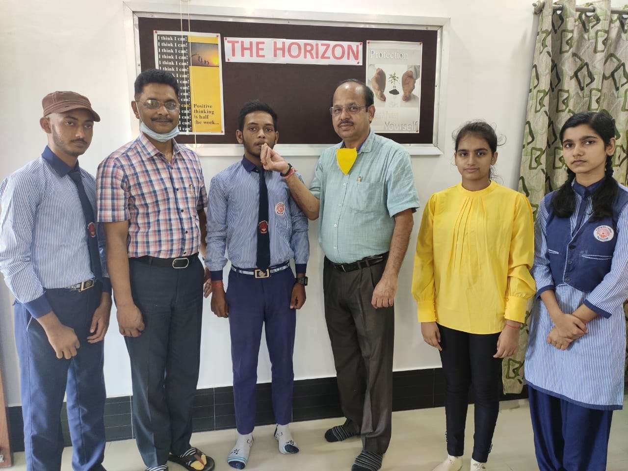 द होराइजन स्कूल में सीबीएसई की परीक्षा मे अव्वल आए छात्र-छात्राओं मिठाई खिलाते प्रबंधक मनोज सिं? द होराइजन स्कूल में सीबीएसई की परीक्षा मे अव्वल आए छात्र-छात्राओं मिठाई खिलाते प्रबंधक मनोज सिं?