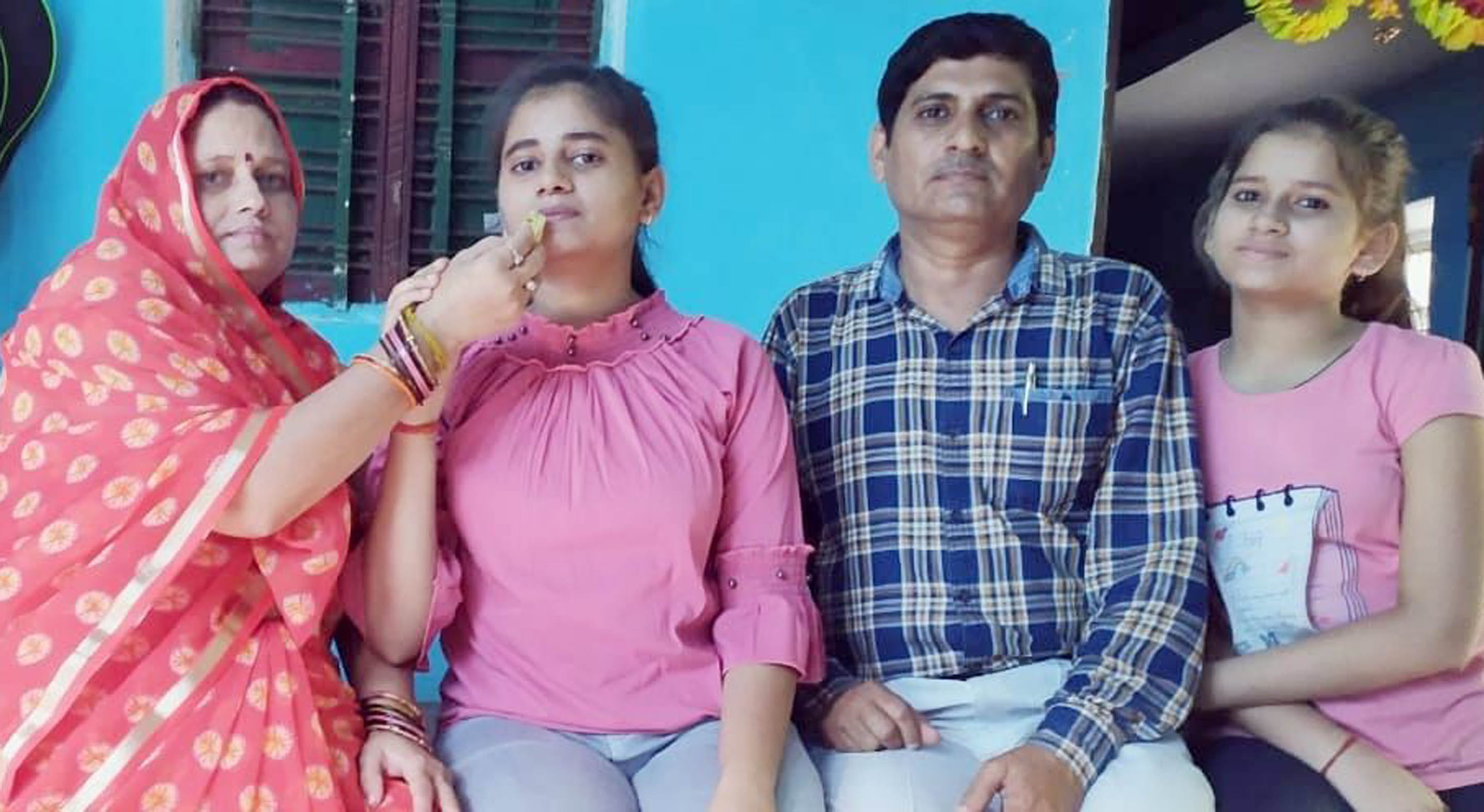 जिला टॉपर संचिता द्विवेदी का मुंह मीठा करातीं मां रश्मी द्विवेदी। साथ में पिता अरविंद कुमार और ब? जिला टॉपर संचिता द्विवेदी का मुंह मीठा करातीं मां रश्मी द्विवेदी। साथ में पिता अरविंद कुमार और ब?