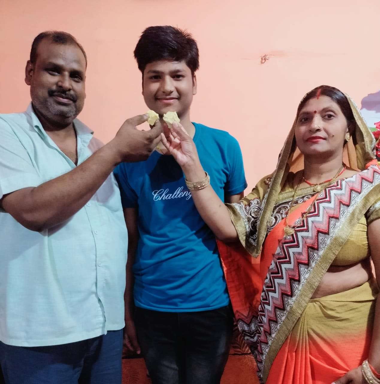देवस्थली विद्यापीठ के अव्वल छात्र-छात्राओं को मिठाई खिलाते माता-पिता। देवस्थली विद्यापीठ के अव्वल छात्र-छात्राओं को मिठाई खिलाते माता-पिता।