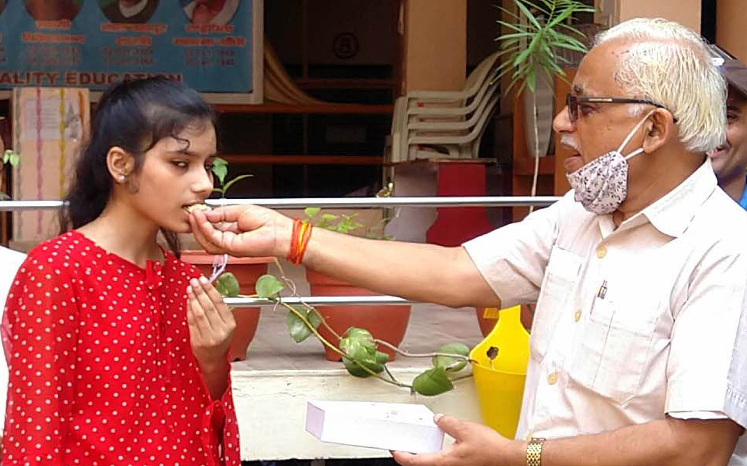 संत तुलसी पब्लिक स्कूल की मेधावी छात्रा को मिठाई खिलाते स्कूल प्रबंधक संत कुमार गुप्ता। संत तुलसी पब्लिक स्कूल की मेधावी छात्रा को मिठाई खिलाते स्कूल प्रबंधक संत कुमार गुप्ता।