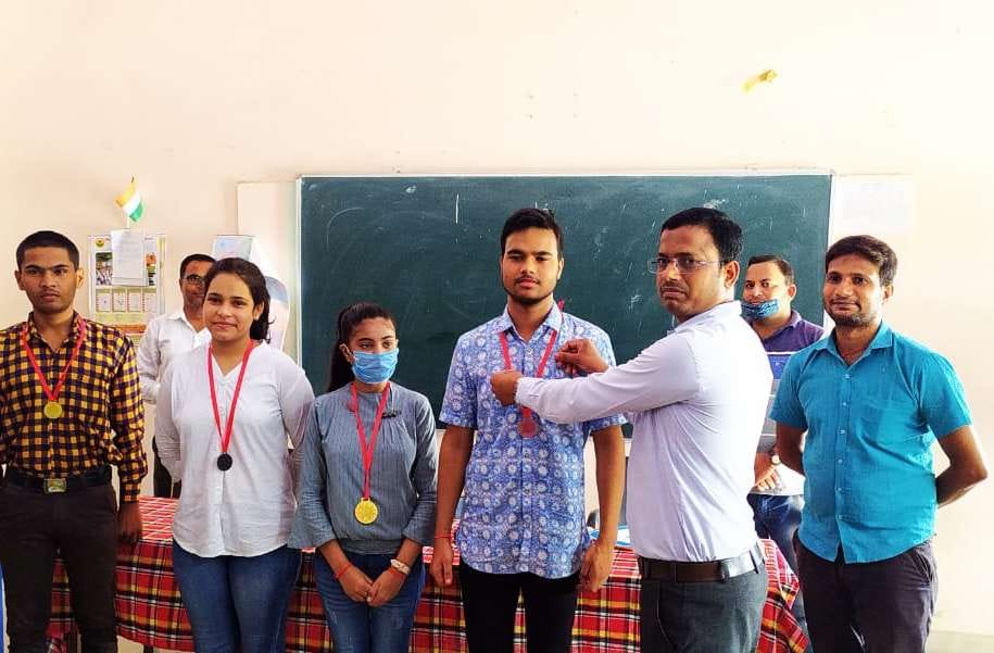 सनफ्लावर पब्लिक स्कूल रसडा में छात्रों को मेडल देकर सम्मानित करते प्रधानाचार्य नीरज सिंह। सनफ्लावर पब्लिक स्कूल रसडा में छात्रों को मेडल देकर सम्मानित करते प्रधानाचार्य नीरज सिंह।