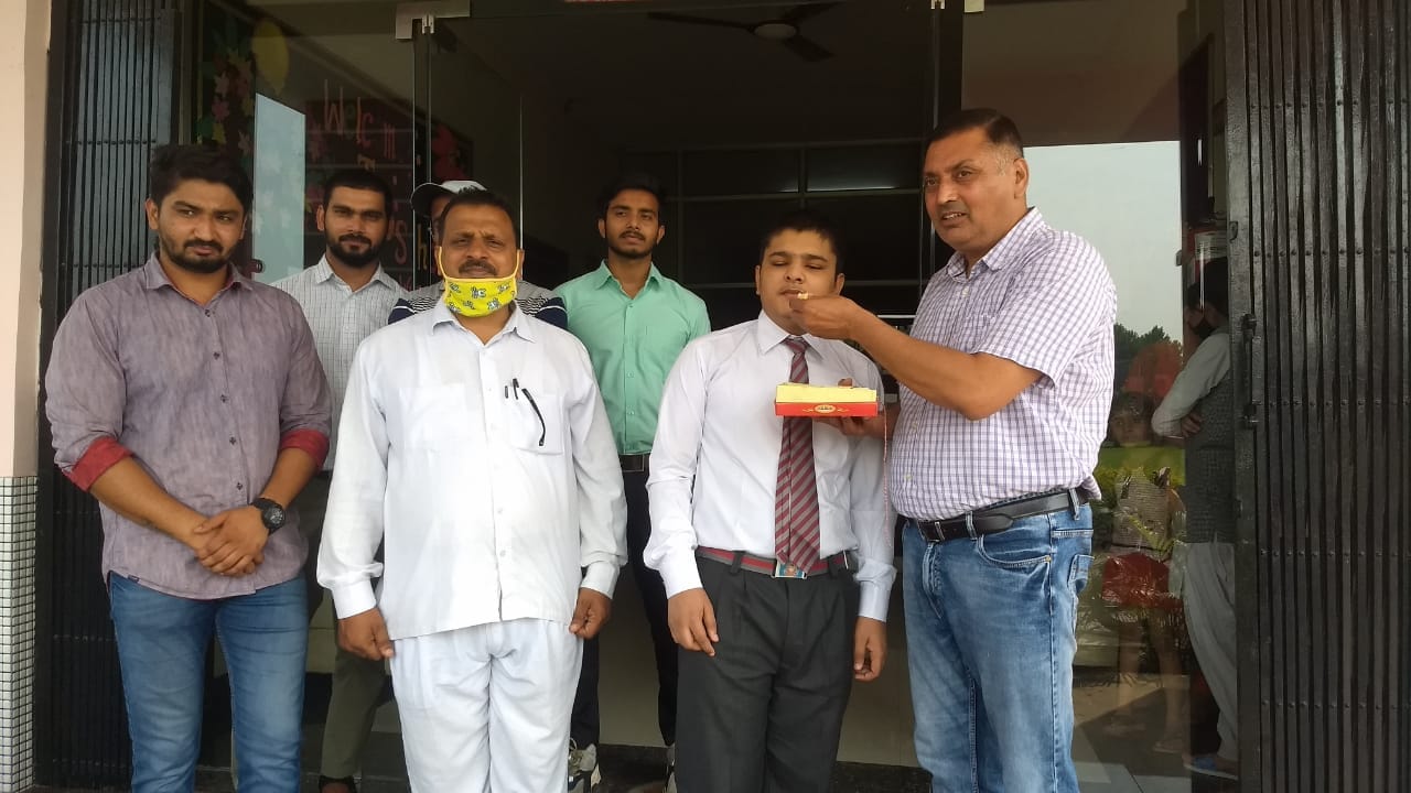 दून हिल्स एकेडमी के टॉपर छात्र ध्रुव सिंघल को मिठाई खिलाते चेयरमैन डॉ प्रदीप वर्मा दून हिल्स एकेडमी के टॉपर छात्र ध्रुव सिंघल को मिठाई खिलाते चेयरमैन डॉ प्रदीप वर्मा
