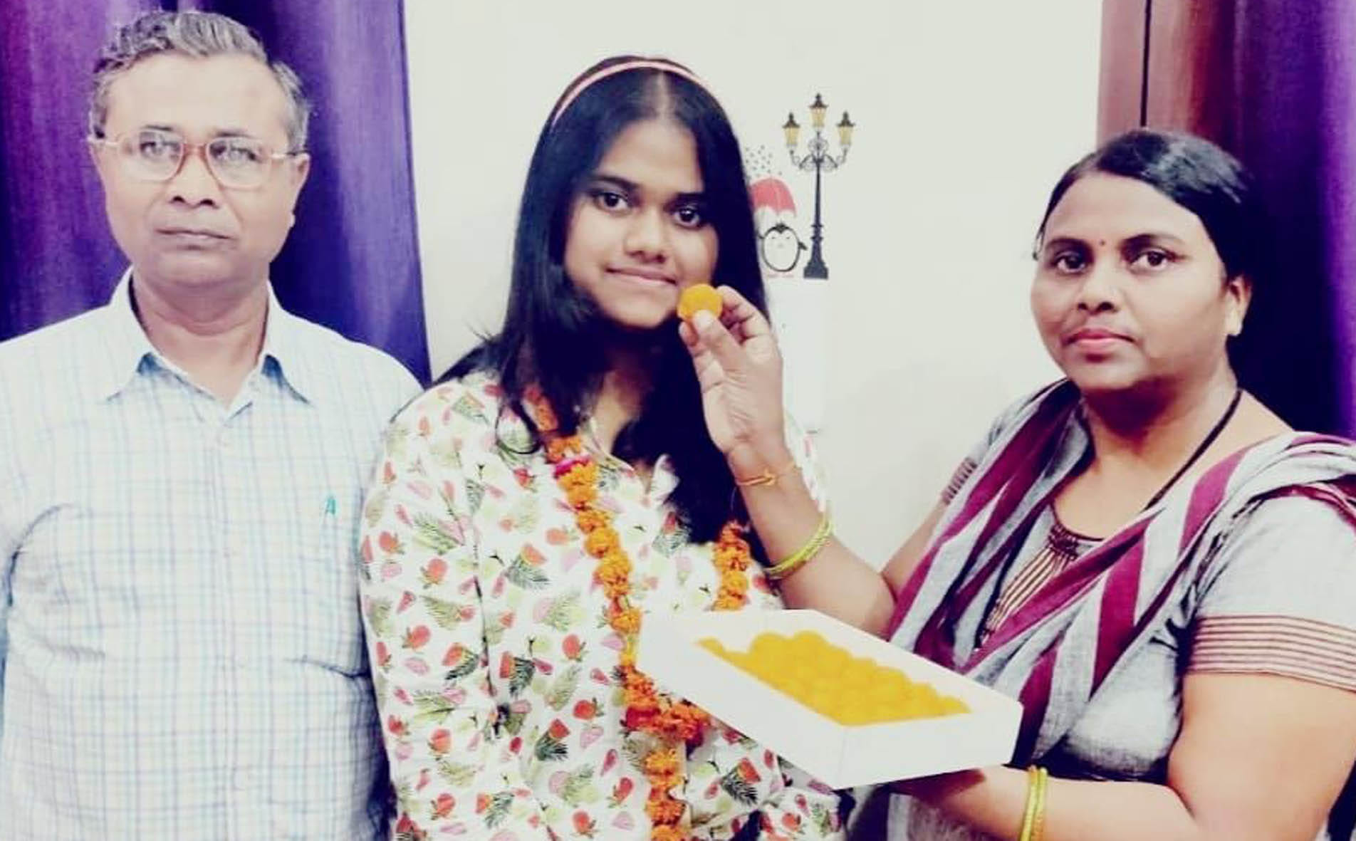 ांतिधाम स्कूल की टॉपर सुहानी वर्मा को मिठाई खिलाती मां। ांतिधाम स्कूल की टॉपर सुहानी वर्मा को मिठाई खिलाती मां।