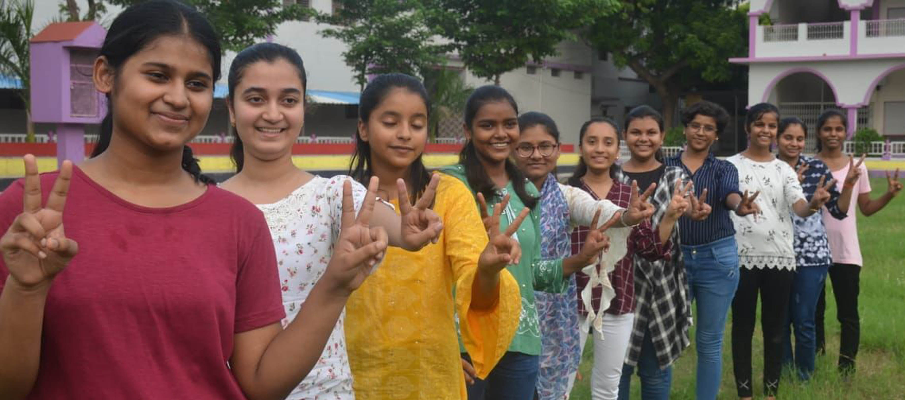 सेंट मेरीज सीनियर सेकेंडरी स्कूल में सफलता का प्रतीक विक्टर प्रदर्शित करतीं मेधावी छात्राएं। सेंट मेरीज सीनियर सेकेंडरी स्कूल में सफलता का प्रतीक विक्टर प्रदर्शित करतीं मेधावी छात्राएं।