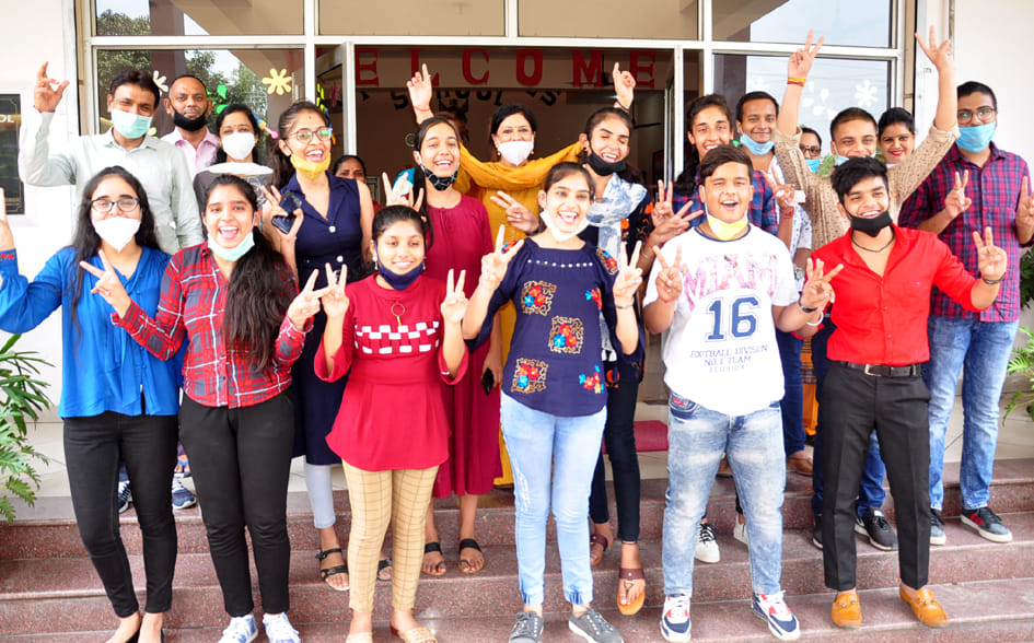 स्प्रिंगवेल स्कूल दिल्ली रोड इंटर के टॉपर्स छात्र छात्राएं खुशी मनाते स्प्रिंगवेल स्कूल दिल्ली रोड इंटर के टॉपर्स छात्र छात्राएं खुशी मनाते