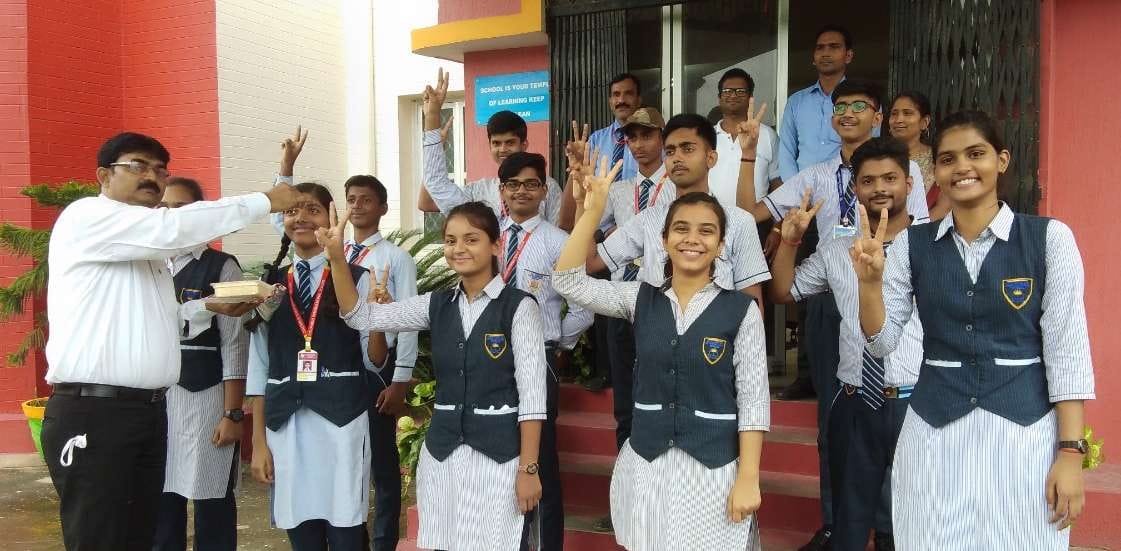 कोलंबस इंटरनेशनल स्कूल में छात्रों को सम्मानित करते प्रधानाचार्य दीपक कुमार सिंह। कोलंबस इंटरनेशनल स्कूल में छात्रों को सम्मानित करते प्रधानाचार्य दीपक कुमार सिंह।