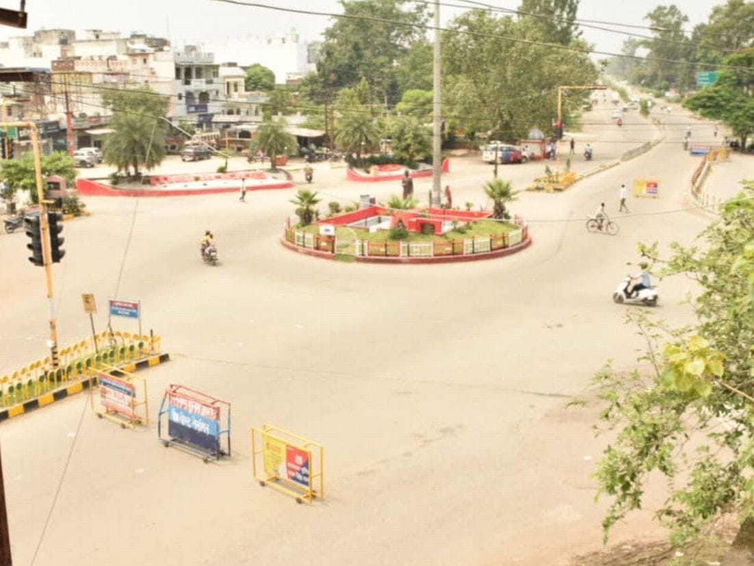 रुद्रपुर के व्यस्ततम डीडी चौक में लाकडाउन के चलते थमा रहा ट्रैफिक। रुद्रपुर के व्यस्ततम डीडी चौक में लाकडाउन के चलते थमा रहा ट्रैफिक।