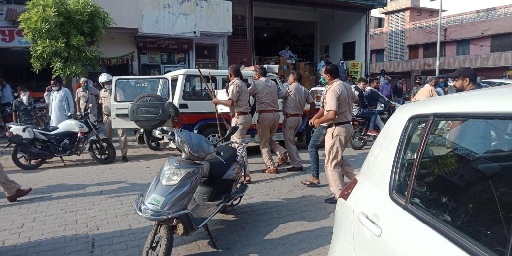  सफीदों रोड से आरोपियों को पकड़ कर ले जाती पुलिस।