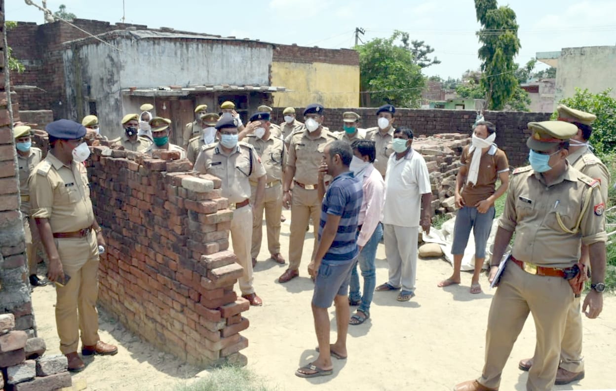 बिजनौर डबल मर्डर:  स्योहारा के गांव विशनपुरा में दम्पत्ति की हत्या के जांच के दौरान पूछताछ करते आ?