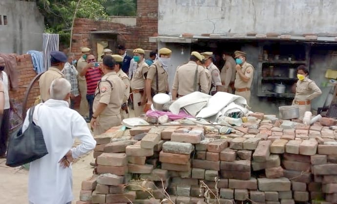 बिजनौर डबल मर्डर:   स्योहारा के गांव विशनपुरा में दम्पत्ति की हत्या के बाद जांच करती पुलिस।