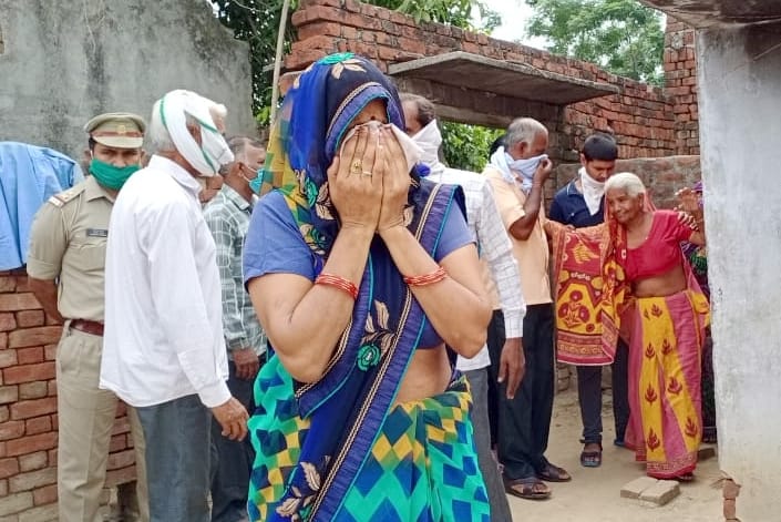 बिजनौर डबल मर्डर:  स्योहारा के गांव विशनपुरा में दम्पत्ति की हत्या पर विलाप करते परिजन।
