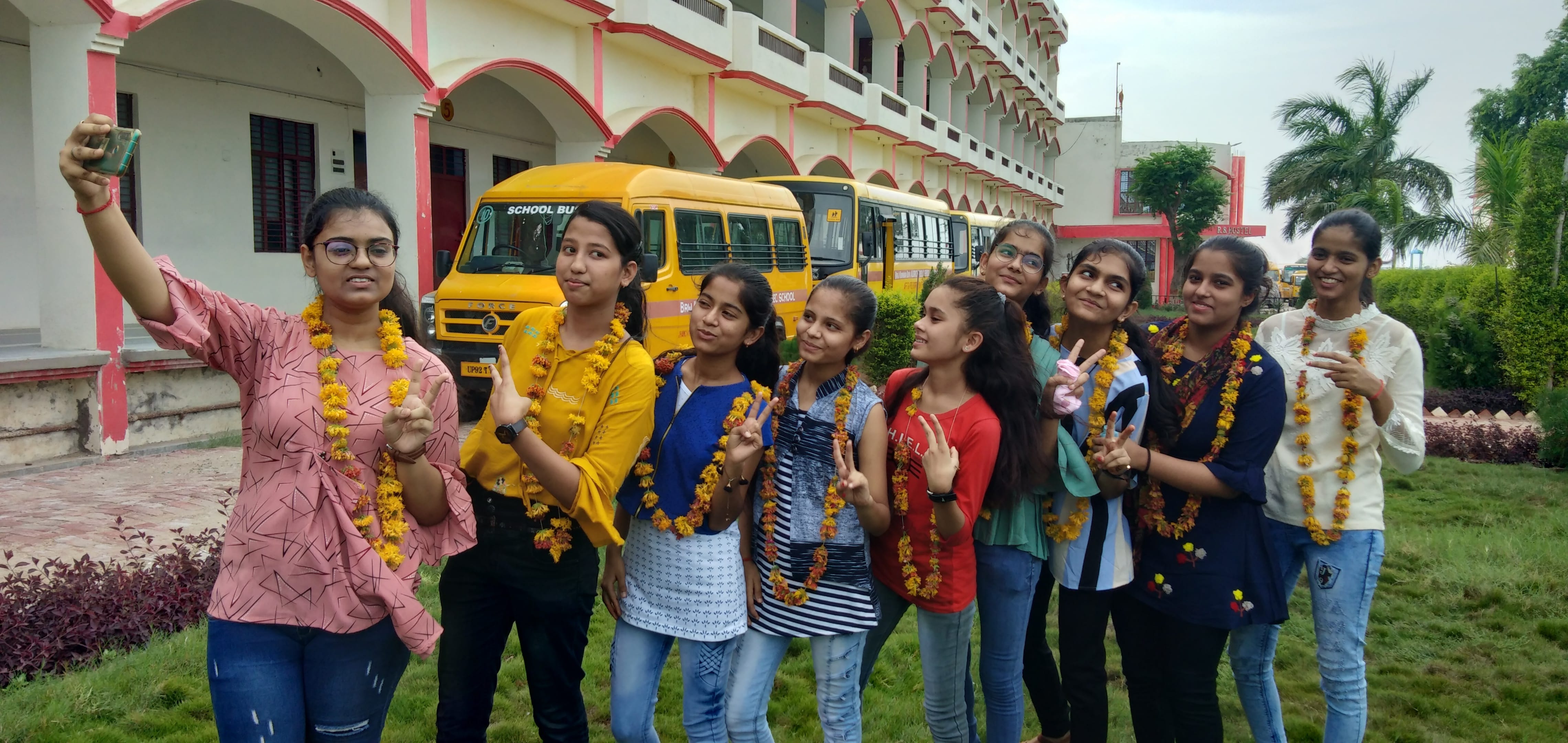 बीकेडी स्कूल की छात्राएं सेल्फी लेती बीकेडी स्कूल की छात्राएं सेल्फी लेती