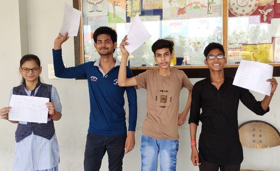 सीबीएसई 10वीं में पास होने के बाद खुशी मनाते विद्यार्थी। सीबीएसई 10वीं में पास होने के बाद खुशी मनाते विद्यार्थी।