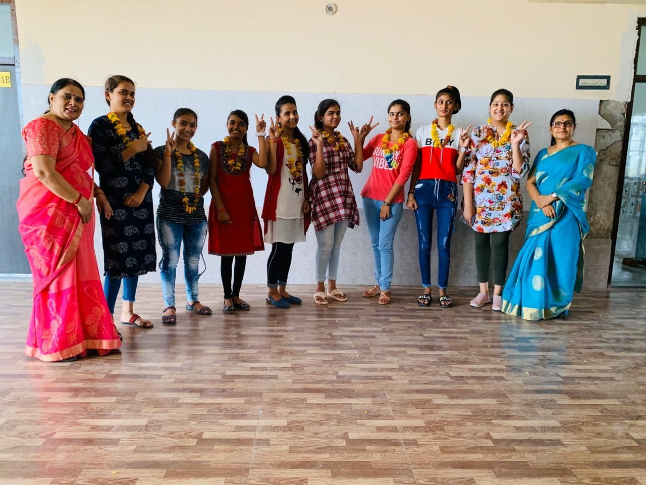 मॉर्निंग स्टार बालिका स्कूल की छात्राएं खुशी मनाती मॉर्निंग स्टार बालिका स्कूल की छात्राएं खुशी मनाती