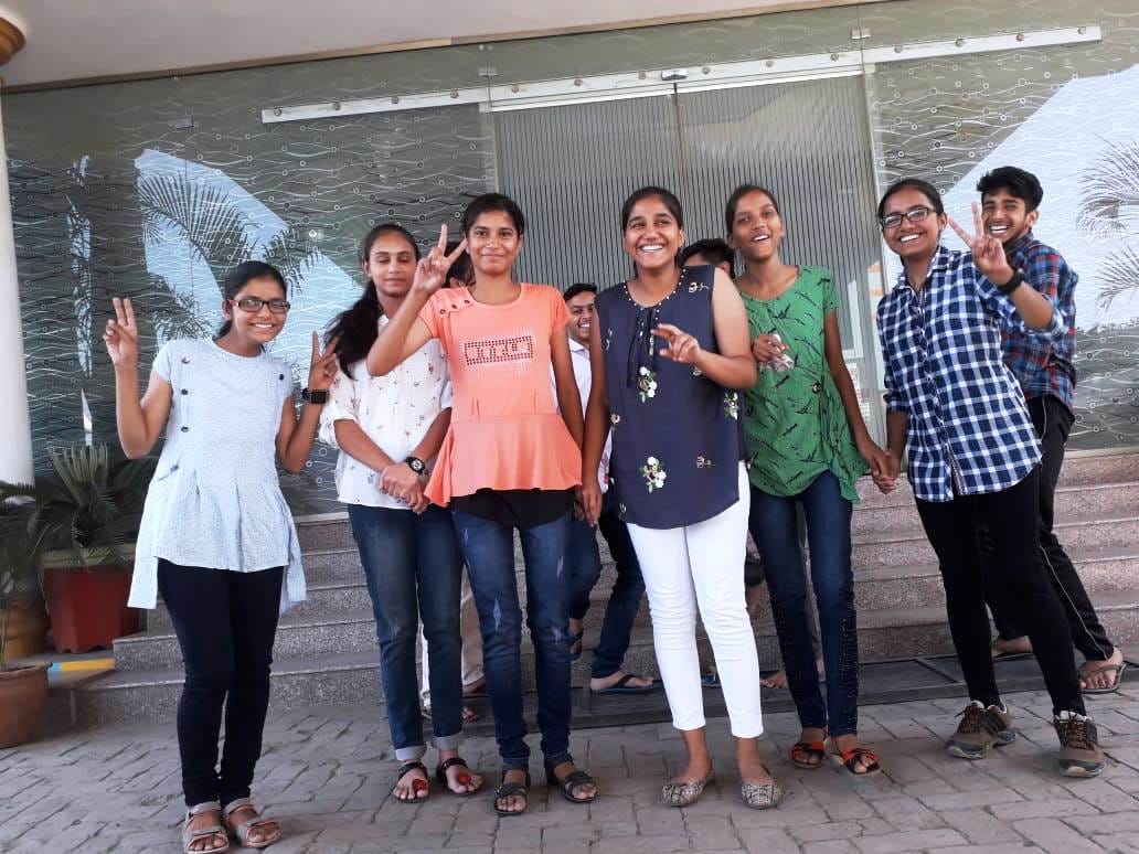 शामली के बीएसएस स्कूल में खुशी मनाते छात्र-छात्राएं। शामली के बीएसएस स्कूल में खुशी मनाते छात्र-छात्राएं।